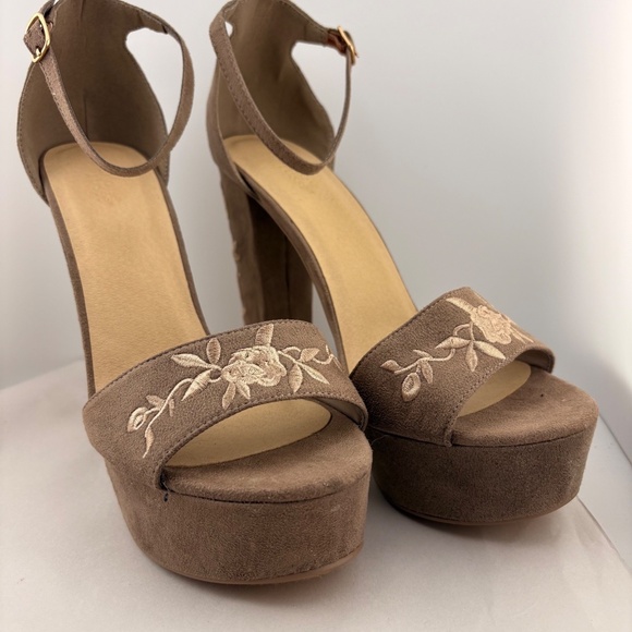 Charlotte Russe Platform Heels Beige with Gold Floral Trim size 10 - Picture 1 of 16